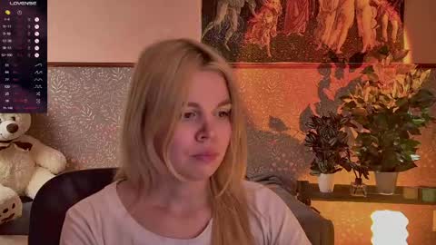 Snapshot of scarletmarney chatting on May 25, 3:29 pm scarletmarney online show from May 25, 3:29 pm