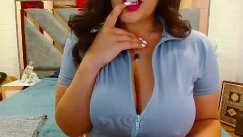 Snapshot of scarlett_tits92 chatting on July 27, 3:19 pm hellen online show from July 27, 3:19 pm