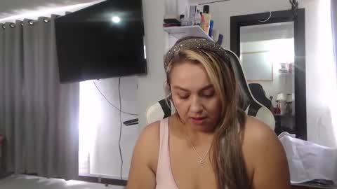 Snapshot of scarlettbellee chatting on April 23, 3:25 pm Scarlett online show from April 23, 3:25 pm