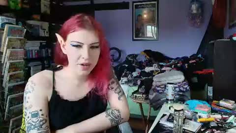 Snapshot of scary_sarah chatting on June 25, 6:34 pm Sarah Bones online show from June 25, 6:34 pm