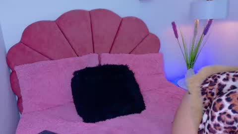 Snapshot of sccarllet_00 chatting on June 11, 9:13 pm Dante Scarlett online show from June 11, 9:13 pm