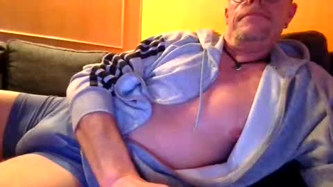 Snapshot of schmuhbaer1 chatting on November 8, 7:19 am schmuhbaer1 online show from November 8, 7:19 am