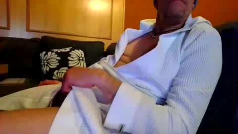 Snapshot of schmuhbaer1 chatting on December 20, 7:37 am schmuhbaer1 online show from December 20, 7:37 am