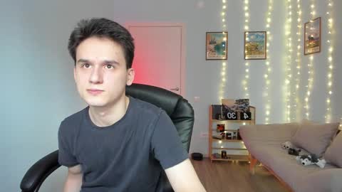 Snapshot of scooby_r chatting on December 17, 11:28 am Thomas brunette and Alex blond online show from December 17, 11:28 am