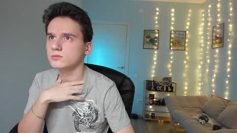 Snapshot of scooby_r chatting on December 25, 3:29 am Thomas brunette and Alex blond online show from December 25, 3:29 am