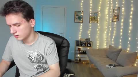 Snapshot of scooby_r chatting on December 28, 11:52 am Thomas brunette and Alex blond online show from December 28, 11:52 am