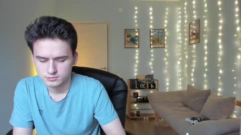 Snapshot of scooby_r chatting on December 29, 2:21 pm Thomas brunette and Alex blond online show from December 29, 2:21 pm