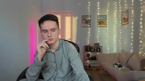 Snapshot of scooby_r chatting on January 6, 8:24 am Thomas brunette and Alex blond online show from January 6, 8:24 am