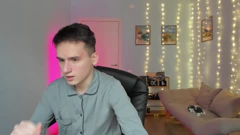 Snapshot of scooby_r chatting on January 6, 11:29 am Thomas brunette and Alex blond online show from January 6, 11:29 am