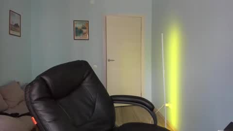 Snapshot of scooby_r chatting on March 2, 1:16 pm Thomas brunette and Alex blond online show from March 2, 1:16 pm