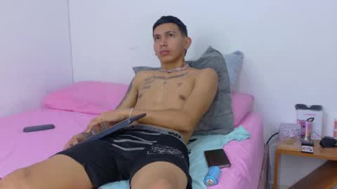 Snapshot of scook_gray chatting on June 27, 12:48 am scook_gray online show from June 27, 12:48 am