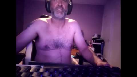 Snapshot of scottish79111 chatting on May 22, 9:42 pm scottish79111 online show from May 22, 9:42 pm