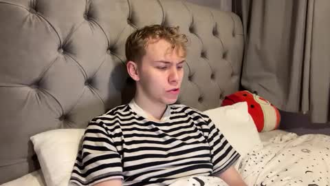 Snapshot of scottish_twink01 chatting on December 16, 12:04 am danny online show from December 16, 12:04 am