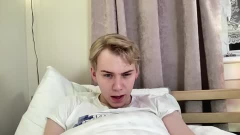Snapshot of scottish_twink01 chatting on October 4, 3:26 am danny online show from October 4, 3:26 am