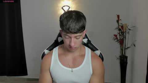 Snapshot of sean_brownx chatting on June 2, 9:06 pm Sean online show from June 2, 9:06 pm