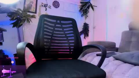     .  INDEPENDENT MODEL online show from February 1, 1:42 pm