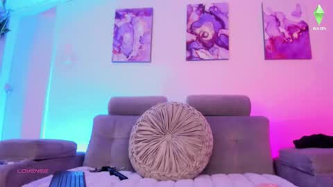     .  INDEPENDENT MODEL online show from February 16, 1:40 pm