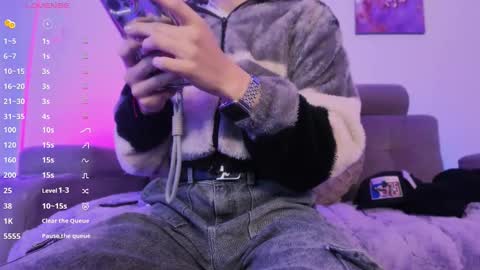     .  INDEPENDENT MODEL online show from February 22, 12:36 pm