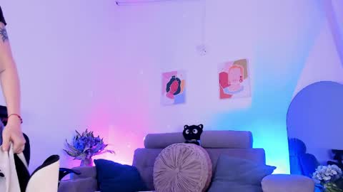     .  INDEPENDENT MODEL online show from April 19, 3:50 am