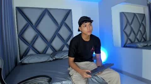Snapshot of sebastiann_04 chatting on June 23, 9:13 pm sebastiann_04 online show from June 23, 9:13 pm