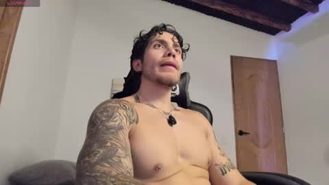 Snapshot of sebastianortizm chatting on May 20, 2:18 am Lucian Sinclair online show from May 20, 2:18 am