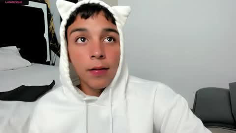 Snapshot of seductivo_jr chatting on May 17, 10:28 pm seductivo online show from May 17, 10:28 pm