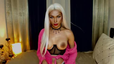 Snapshot of seductresskatarina chatting on December 23, 8:11 am KATARINA LUST online show from December 23, 8:11 am