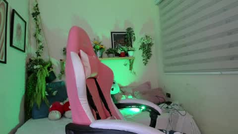 Yeyis  online show from April 9, 3:06 am