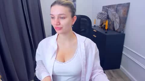 selenaemoore online show from May 23, 3:45 am
