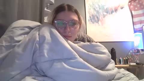 Snapshot of selenebaby chatting on January 19, 6:42 am Selene online show from January 19, 6:42 am