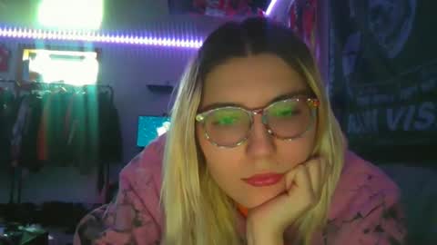 Snapshot of selenebaby chatting on February 5, 8:57 pm Selene online show from February 5, 8:57 pm