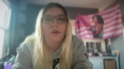 Snapshot of selenebaby chatting on March 9, 10:08 pm Selene online show from March 9, 10:08 pm