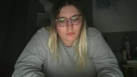 Snapshot of selenebaby chatting on September 17, 11:39 pm Selene online show from September 17, 11:39 pm