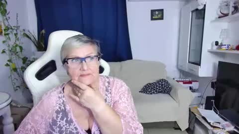 Selenna online show from April 4, 5:32 pm