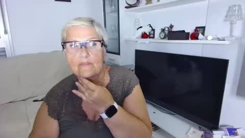 Snapshot of selenna57 chatting on June 7, 4:44 pm Selenna online show from June 7, 4:44 pm