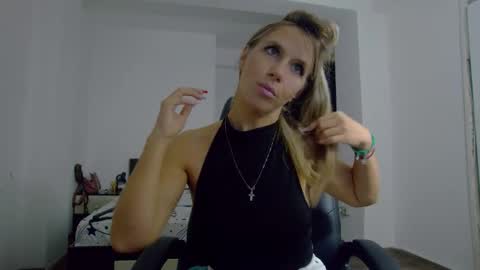 Snapshot of sellena_angel chatting on October 19, 3:34 pm sellena_angel online show from October 19, 3:34 pm