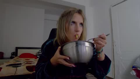 Snapshot of sellena_angel chatting on October 27, 11:36 am sellena_angel online show from October 27, 11:36 am