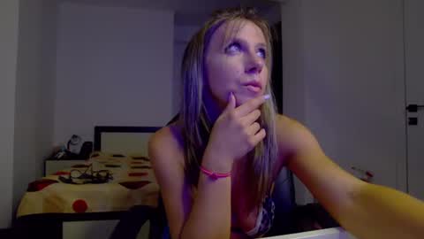Snapshot of sellena_angel chatting on July 10, 7:27 pm sellena_angel online show from July 10, 7:27 pm