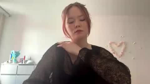 Snapshot of selmacalumag chatting on May 2, 7:13 am Lily online show from May 2, 7:13 am