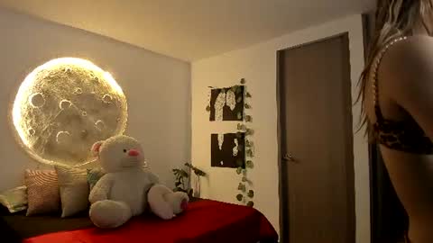 Snapshot of selyn_ chatting on June 21, 10:07 am Selyn online show from June 21, 10:07 am