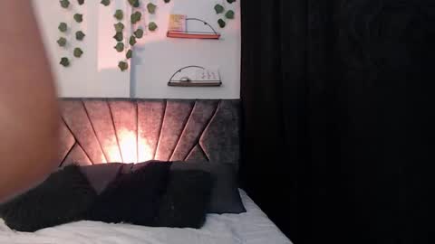 Snapshot of sensual_flame chatting on February 18, 4:26 am Camille and sophie online show from February 18, 4:26 am