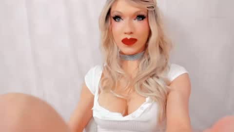 Mia online show from April 21, 10:45 pm