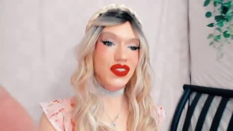 Snapshot of sensual_miss_mia chatting on May 5, 11:24 pm Mia online show from May 5, 11:24 pm