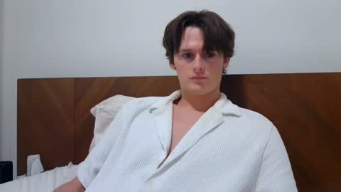 Snapshot of sensualalien chatting on June 29, 4:41 am Cam online show from June 29, 4:41 am