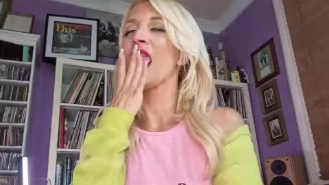 Snapshot of serenexxmilf chatting on June 1, 8:43 pm serenexx your MILF online show from June 1, 8:43 pm