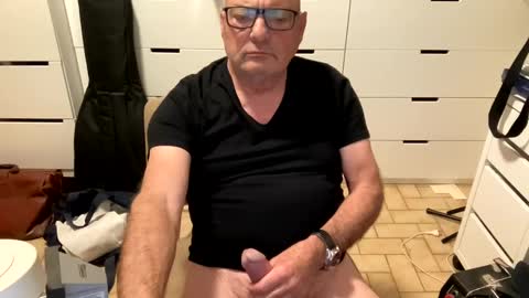 Snapshot of serge8413 chatting on December 10, 12:28 am serge8413 online show from December 10, 12:28 am