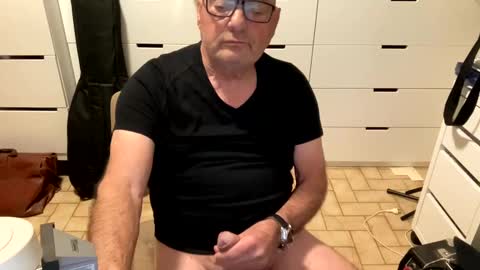 Snapshot of serge8413 chatting on December 11, 3:45 am serge8413 online show from December 11, 3:45 am