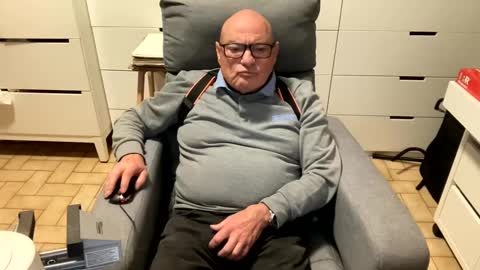 Snapshot of serge8413 chatting on January 1, 5:44 pm serge8413 online show from January 1, 5:44 pm