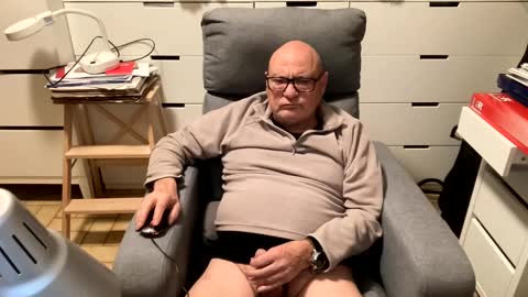 Snapshot of serge8413 chatting on January 4, 1:52 am serge8413 online show from January 4, 1:52 am