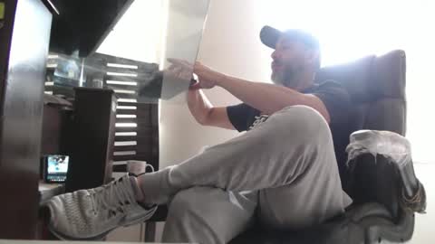 hetero serio discreto online show from April 22, 9:05 pm